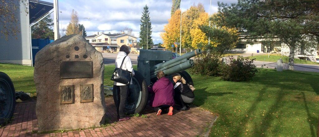 Geokätköilijät etsimässä kätköä