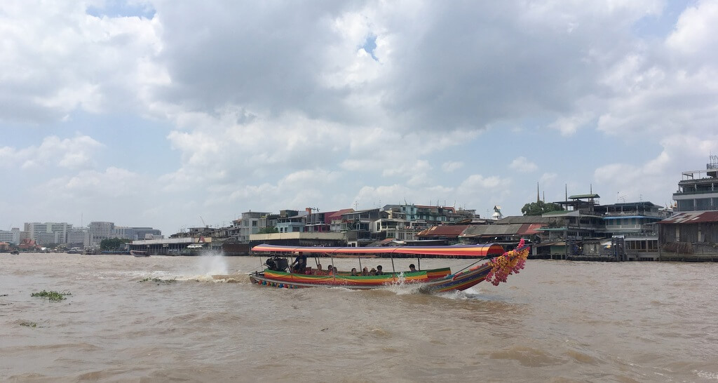 Pitkähäntävene kiitää Chao Phraya -joella Bangkokissa